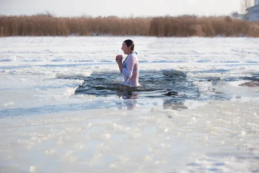 Наденьте шапку: россиянам дали советы, как правильно окунаться в прорубь на Крещение