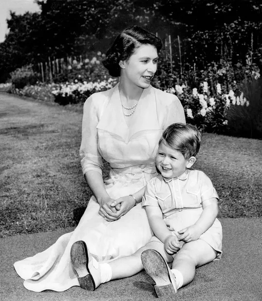 Елизавета II со своим старшим сыном — Чарльзом
