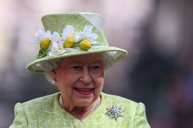 Почему Елизавета II не носила один наряд более двух раз и что делали с её старой одеждой?