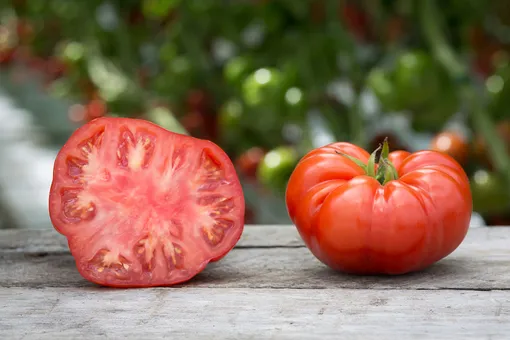 На Американском континенте биф-томаты чаще называют «бифштексными томатами» за косвенное сходство с бифштексами