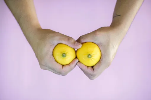 руки, сжимающие лимоны