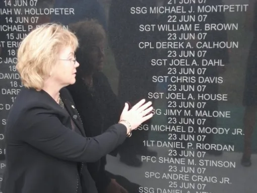 Диана у мемориального памятника павшим солдатам. На ней — имя ее сына.