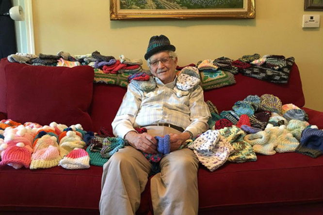 85-летний дедушка вяжет шапочки для недоношенных детей