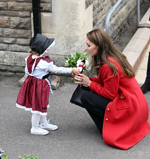 Девочка вручает цветы Кейт Миддлтон