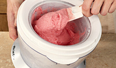 Готовое мороженое выложите в контейнер и уберите в морозилку до полного замораживания.