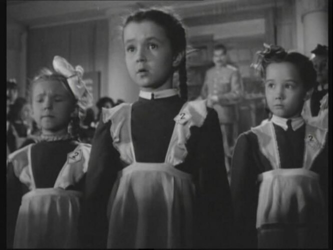 Кадр из фильма «Первоклассница», школьницы в советской школьной форме