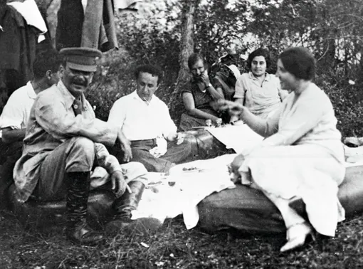 Сталин с женой и друзьями