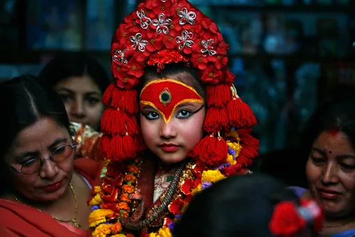 Легко ли быть богиней: как в Непале живут девочки, которым целуют ноги