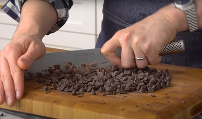 Для приготовления шоколадного ганаша натрите шоколад или разломайте его на небольшие кусочки. Переложите в миску. 
На среднем огне доведите до кипения сливки. Внимательно следите, чтобы сливки не убежали.
