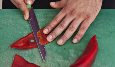 Сладкий перец разрезаем пополам, удалите семена, острым ножом срежьте жесткую кожицу и нашинкуйте перец тонкой соломкой.