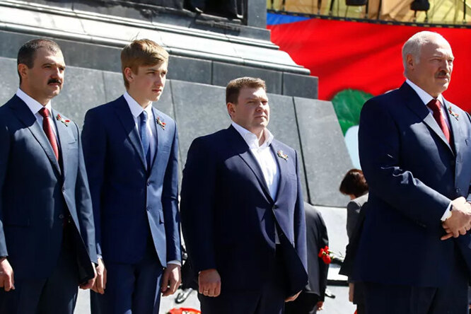 Александр Лукашенко с сыновьями Виктором, Дмитрием и Николаем