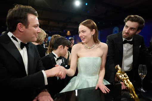 Как повторить маникюр Эммы Стоун на церемонии награждения премии «Оскар»