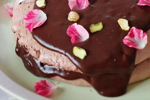 Торт из шоколадных меренг с шоколадным кремом