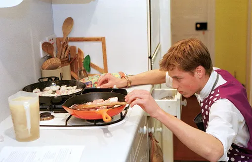 Принц Уильям готовит на студенческой кухне