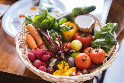 Как правильно хранить овощи, ягоды и зелень