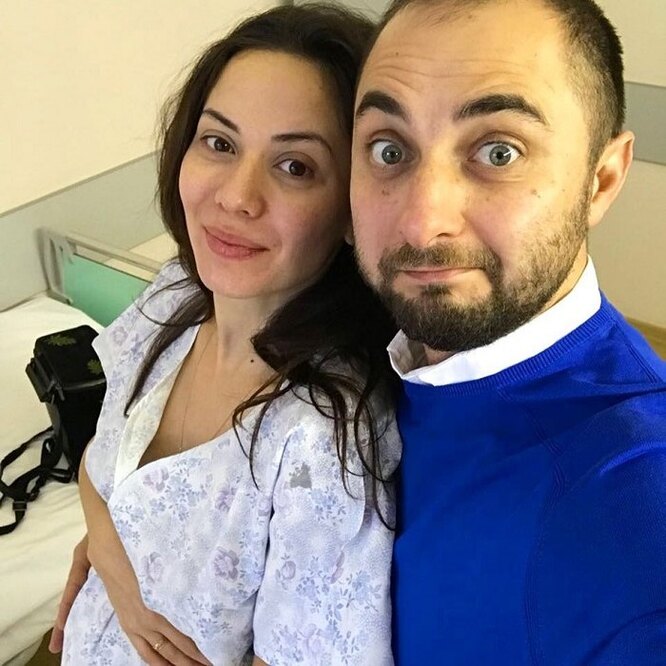 Демис Карибидис с семье, согласитесь очень милые! Ждут 3-го ребеночка, давайте п