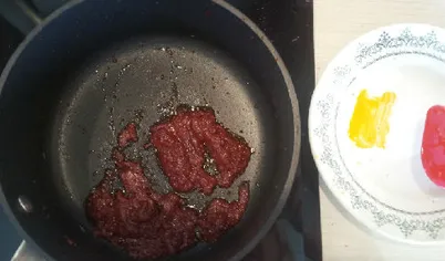 Обжарить томатную пасту на столовой ложке сливочного масла.
Это ни как не повлияет на вкус ,но придаст цвет. Остудить.