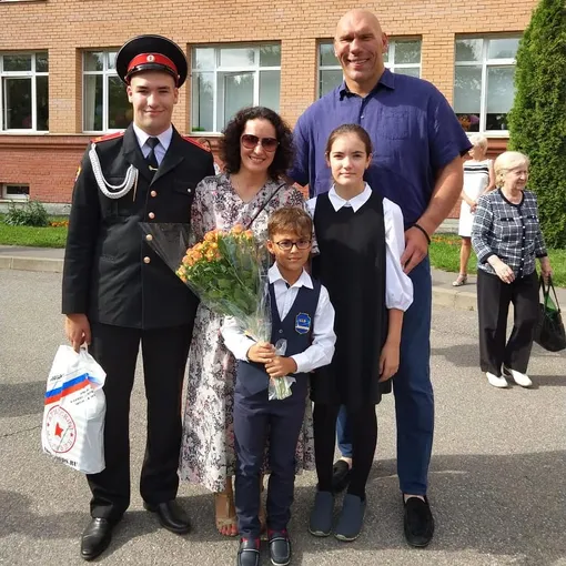 Николай Валуев с женой Галиной и детьми: Григорием, Ириной и Сергеем