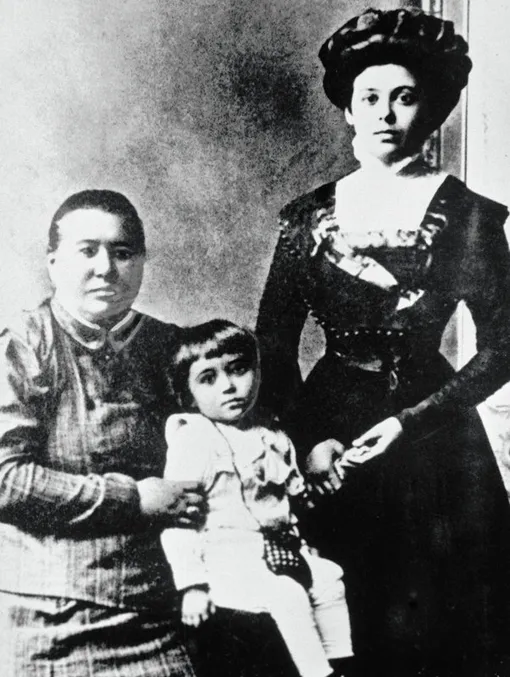 Сергей Королев в детстве с матерью Марией Николаевной Королевой (Баланиной) и бабушкой Марией Матвеевной Москаленко