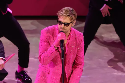 Мужчина в розовом: главной звездой церемонии «Оскар» стал Райан Гослинг с хитом из фильма «Барби»