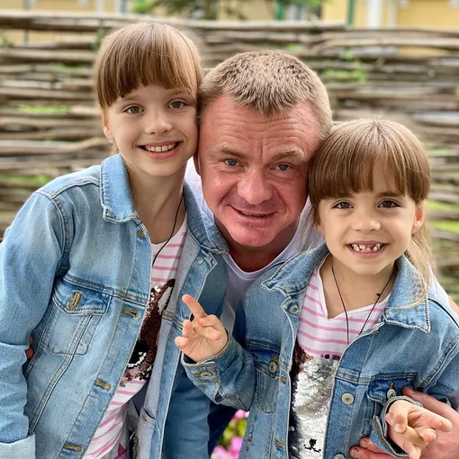 Владимир Сычев с дочерьми Анной и Марией