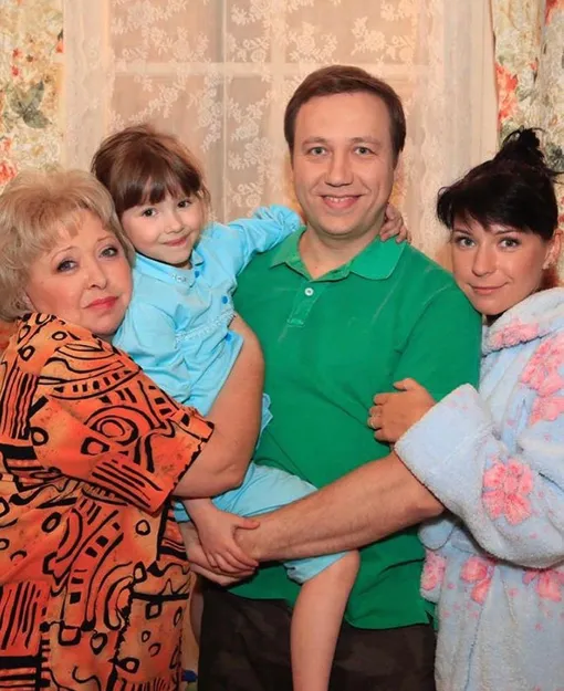 Мария Ильюхина с актерами сериала «Воронины». Архивное фото
