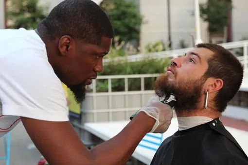 Мужчина бесплатно стриг бездомных — и получил в подарок парикмахерскую