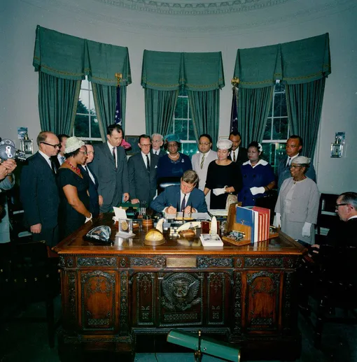 Президент США Джон Кеннеди обсуждает поправки к законам с представителями различных рас
