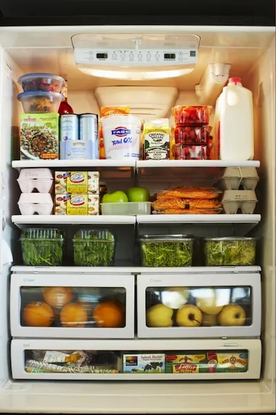Как освободить холодильник и навести в нём порядок: лайфхаки для кухни