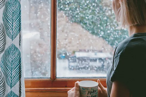 Дует? 10 лёгких способов утеплить окна на зиму и избавиться от сквозняков