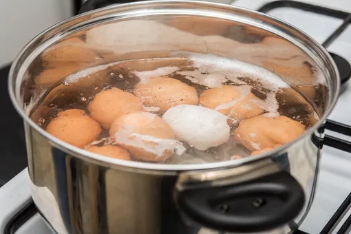 Яйца можно выкладывать в холодную воду, а можно в кипящую