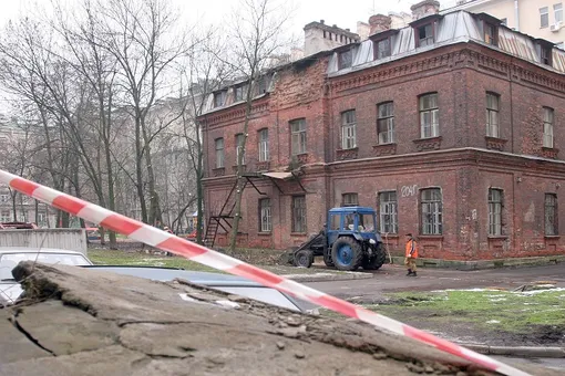 В Саратовской области мужчина погиб, пытаясь доказать комиссии, что его балкон аварийный