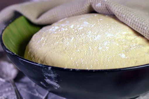 Добавьте в простое дрожжевое тесто один ингредиент: пирожки будут воздушными как пух