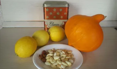 Что можно приготовить из тыквы , трёх лимонов и миндаля ? А приготовить можно , домашний ликёр " Юдзу " ( в переводе с японского - лимонный ) и джем .