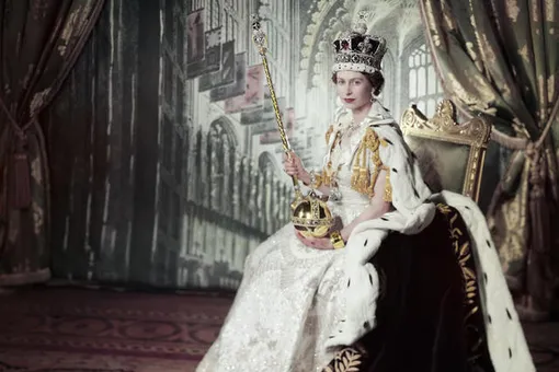 Какую часть гардероба покойной Елизаветы II позаимствует королева Камилла на коронацию супруга?