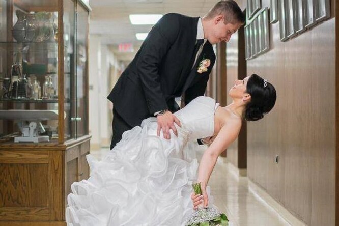 Пара из Великобритании поженилась в больнице, где невеста ухаживала за умирающей мамой