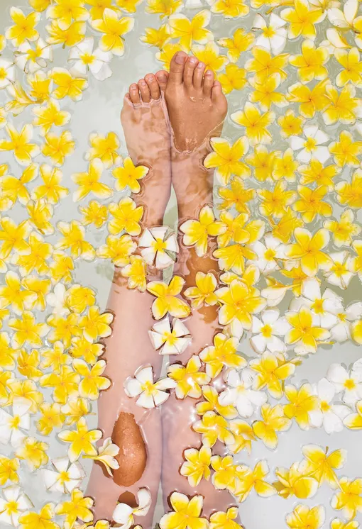 ноги из ванны вверх, цветы, здоровье стоп