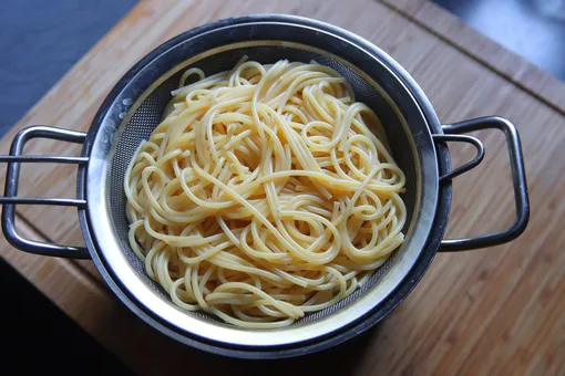 Готовые спагетти нельзя промывать — просто слейте воду и добавьте сливочное масло