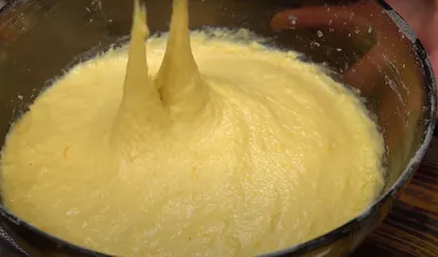 В тёплом молоке растворите дрожжи. Добавьте 500 г муки и размешайте до однородного состояния. Накройте опару полотенцем и поставьте в тёплое место. Когда опара увеличится в два раза, добавьте соль и яичные желтки, взбитые с сахаром и ванилином, а также масло. Перемешайте и добавьте взбитые в пену яичные белки и оставшуюся муку. Тесто должно получиться не очень густым и хорошо отставать от стенок миски.
