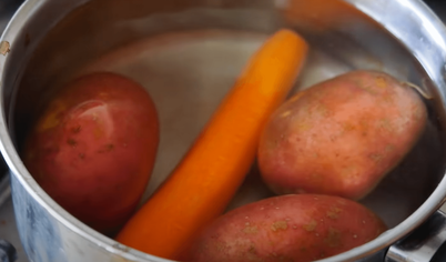 Картошку и морковь вымыть и отварить до готовности в уже кипящей подсоленной воде. Время варки составит примерно 20-30 минут, готовность овощей можно проверить, проткнув их узким ножом или зубочисткой.
