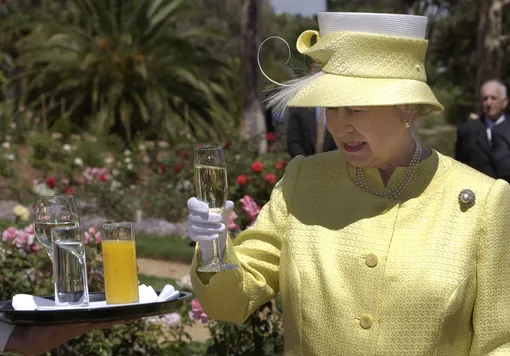 Елизавета II перед обедом выпивала джин в качестве аперитива.