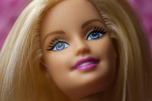 Барби на пенсии: как менялась самая популярная кукла в мире за свои 64 года и почему они с Кеном так и не поженились