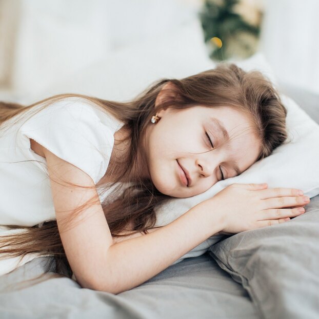 Нужен ли ночник и что делать, если ребёнок боится спать один: советы психолога