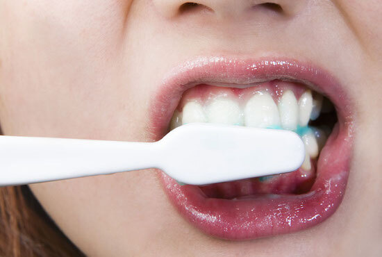 Как отбелить зубы в домашних условиях: 12 натуральных средств, продукты для белизны зубов