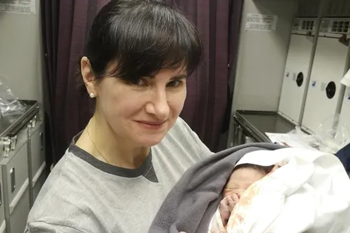 «Ни один мускул не дрогнул»: украинская врач-отоларинголог приняла роды в самолете