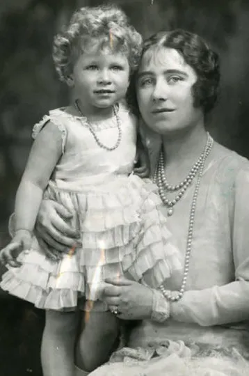 Елизавета II с мамой
