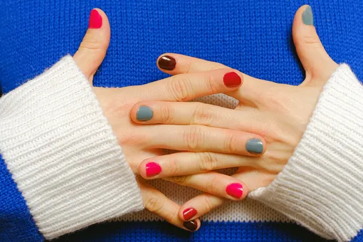 Блестящие, матовые, яркие ногти: что цвет маникюра говорит о характере человека