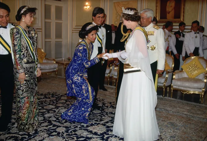 Представительницы малайзийской монархии на приеме у Елизаветы II