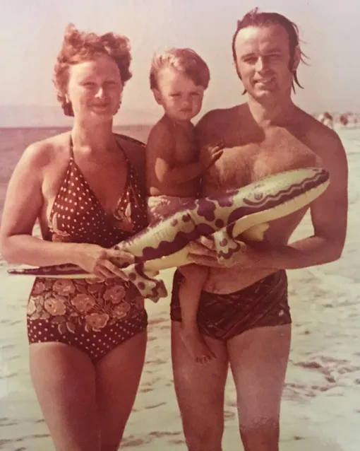 Анна Семенович с родителями (архивное фото)