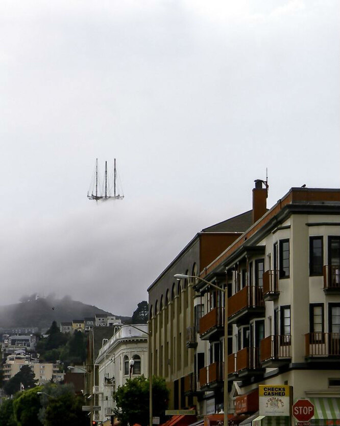Радиовышка в тумане